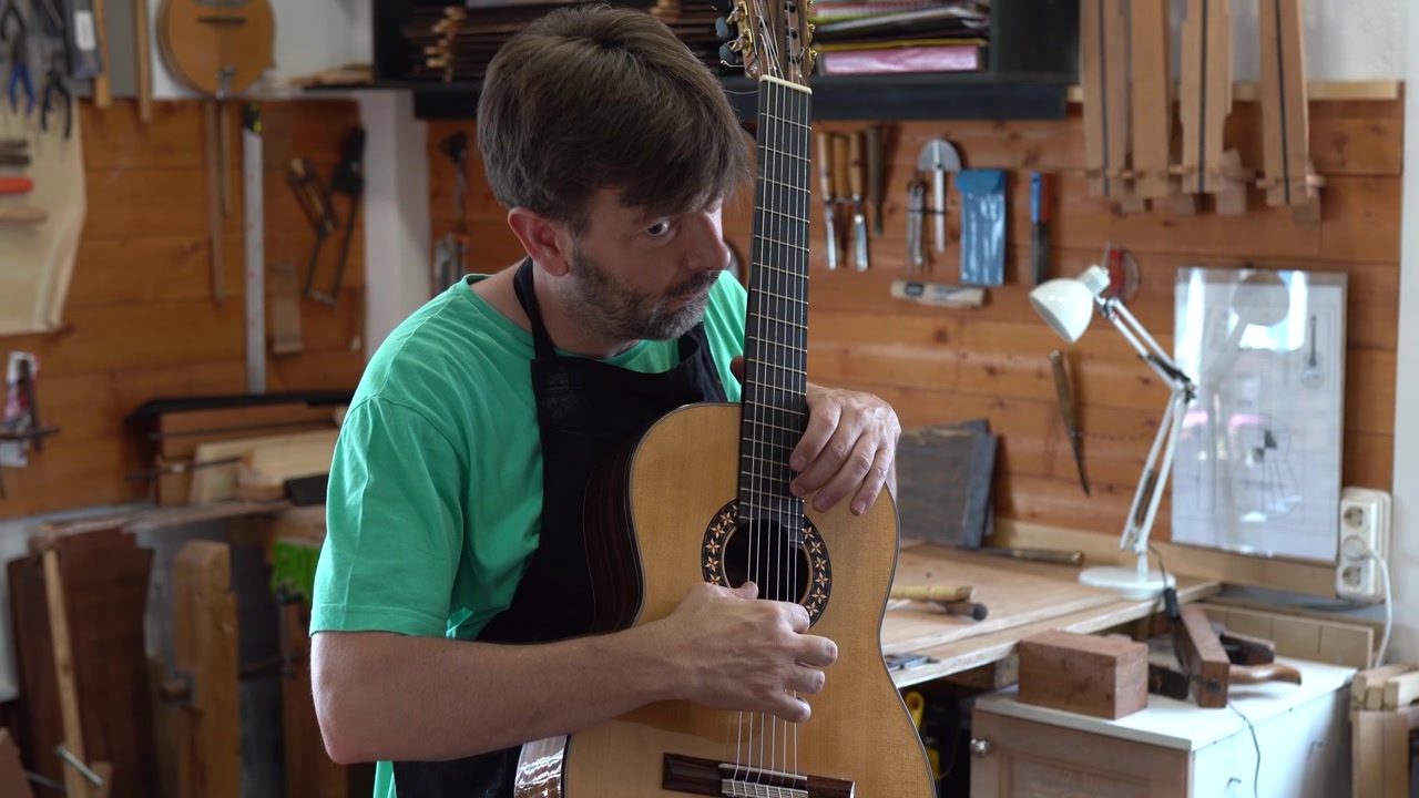 Un liutaio spagnolo suona una chitarra flamenca per testarne il suono.