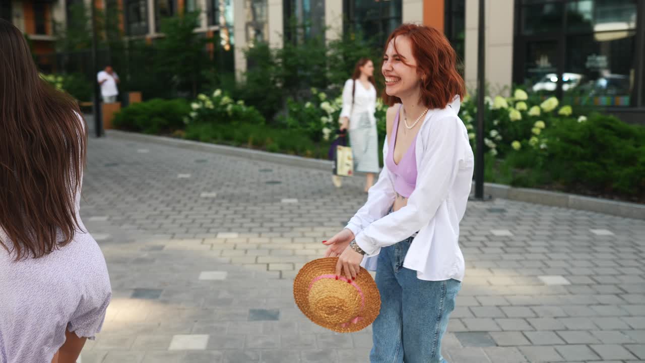 Duas mulheres felizes caminhando com malas na cidade