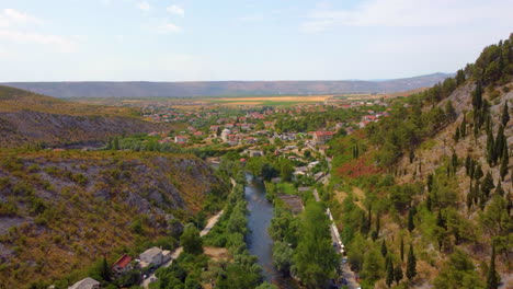 Pueblo-De-Blagaj-Con-El-Paisaje-Urbano-De-Mostar-Al-Fondo-En-Bosnia-Y-Herzegovina