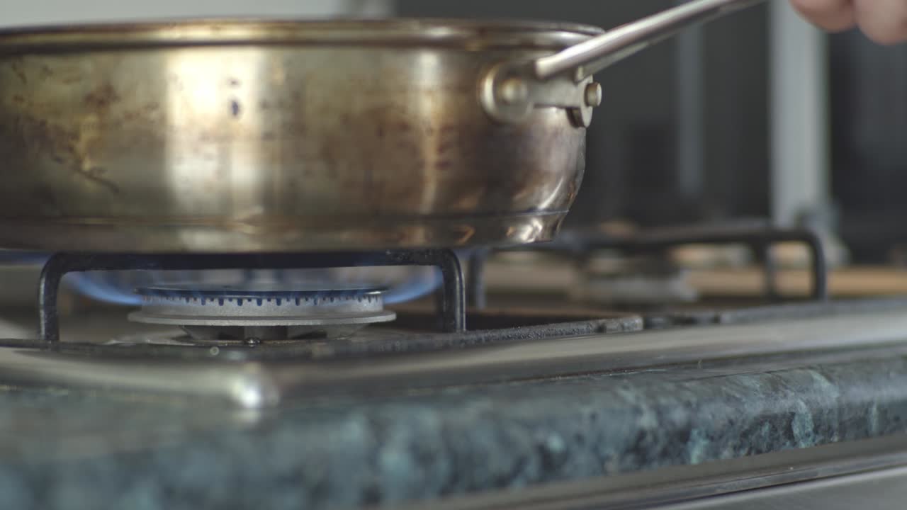 스토브에 김판을 가열하는 것