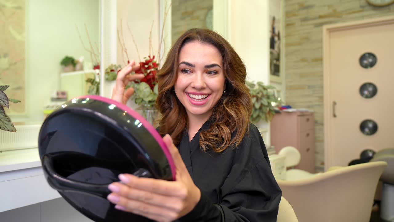 Mujer feliz admirando su nuevo peinado en el espejo de una peluquería