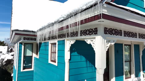 Casa-Victoriana-Con-Nieve-En-La-Azotea