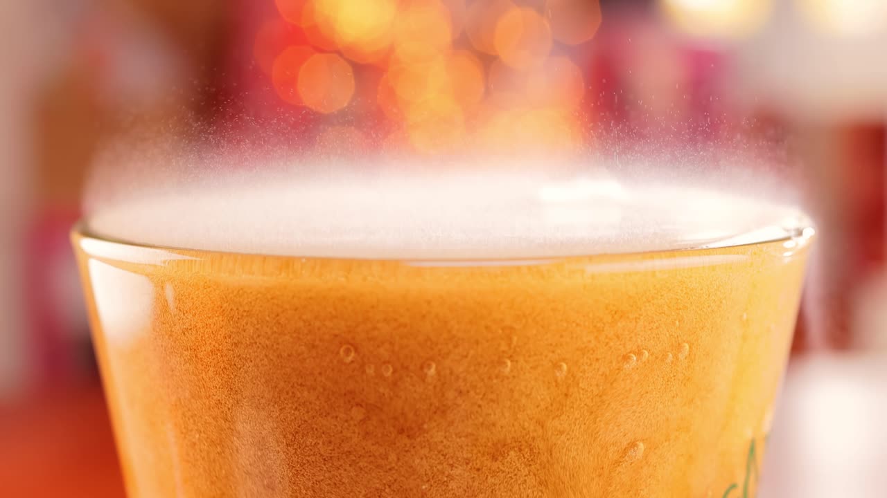 con burbujas de cola salpicando cámara lenta en una luz borrosa, fondo borroso.