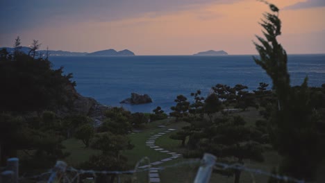 vista tranquila de un parque frente al mar al atardecer en el pueblo pesquero de saikazaki en japón