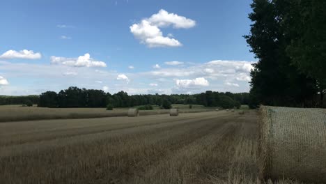 Zeitraffer-Von-Heuballen-In-Der-Malerischen-Landschaft