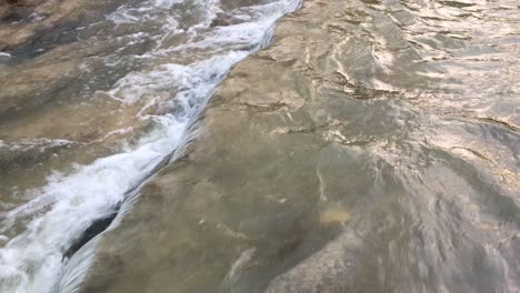 corriente de río rápido con rocas en temporada de frío
