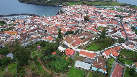 la bahía de angra do heroismo y su catedral rosa en la isla tercera