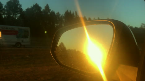 Sonnenuntergang-Vom-Rückspiegel-Eines-Autos-Aus-Gesehen