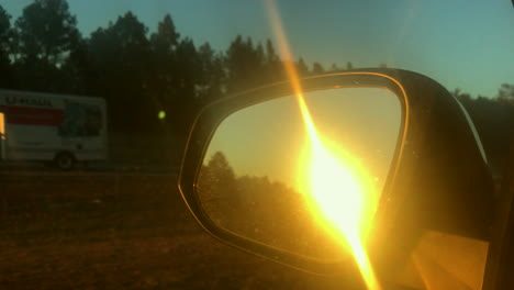 Puesta-De-Sol-Vista-Desde-El-Espejo-Retrovisor-De-Un-Coche