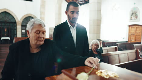 funeral, ataúd y mujer mayor con una flor