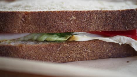 un primer plano de un sándwich delicioso