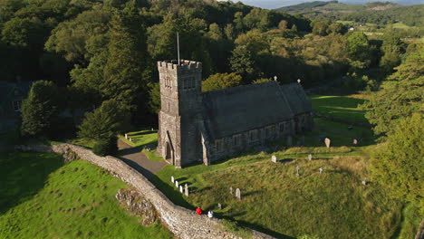 retiro estableciendo una toma aérea de la iglesia de san pablo en rutland a la hora dorada