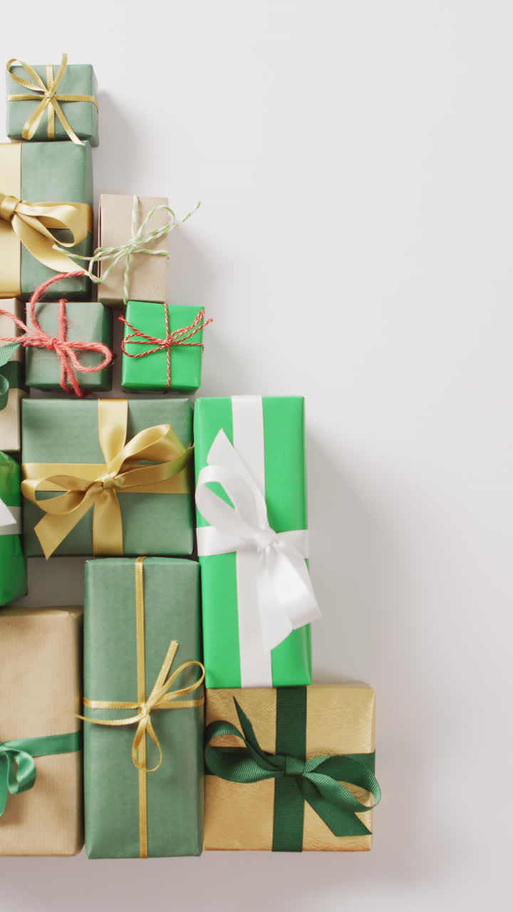 video de regalos de navidad formando un árbol de navidad sobre un fondo blanco