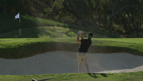 Ein-Golfspieler-Schwingt-In-Einem-Sandfang-Auf-Einem-Golfplatz