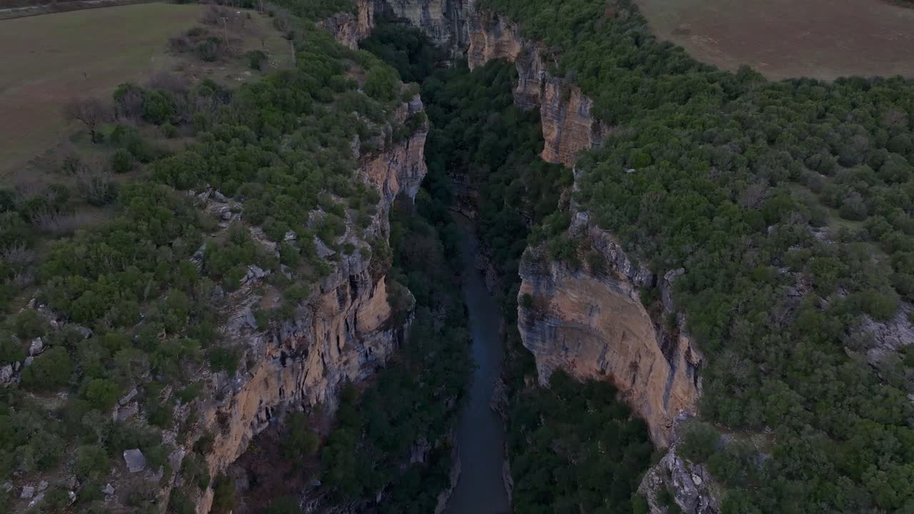 Luftaufnahme des atemberaubenden Osumi-Canyons mit Fluss und Klippen, Albanien