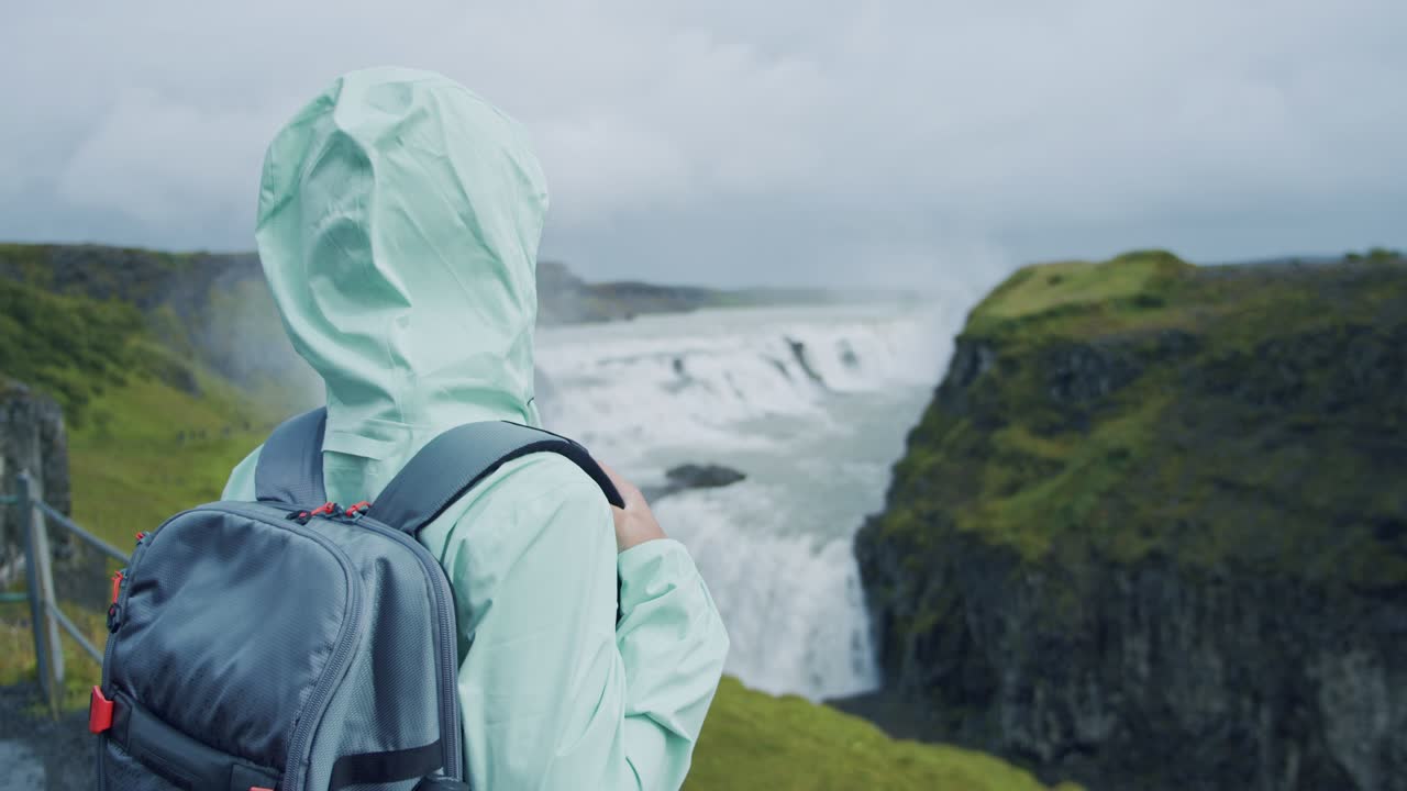 아이슬란드의 굴포스 폭포 (gullfoss falls) 는 골든 서클 (golden circle) 섬의 유명한 관광 명소이자 랜드마크입니다.