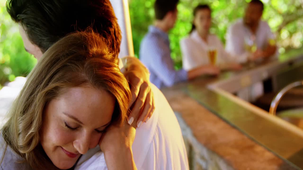 레스토랑에서 함께 춤을 추는 커플