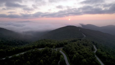 amanecer cerca del club de montaña blue ridge cerca de boone y blowing rock nc, carolina del norte