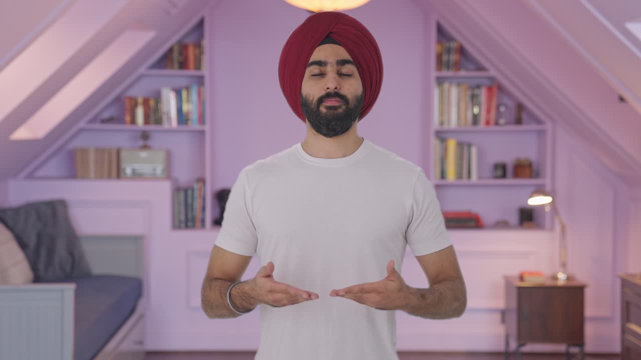 Uomo indiano Sikh che pratica Yoga