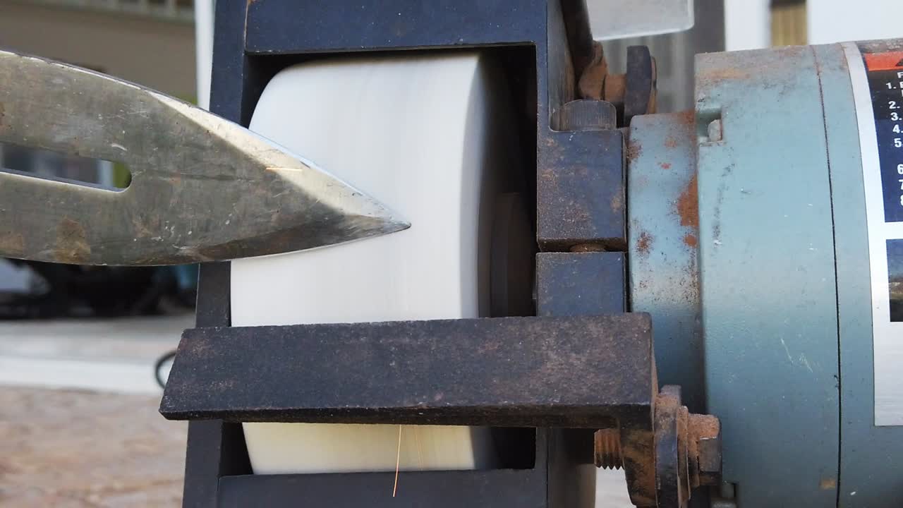 나이프 그라인더-3에서 칼을 갈고 있는 슬로우 모션 비디오