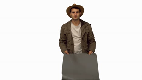hombre desplegando una bolsa de dormir en una pantalla blanca