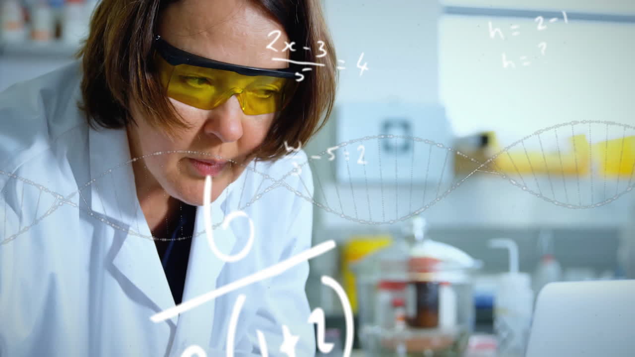 animación de ecuaciones matemáticas y cadena de adn sobre una científica caucásica en el laboratorio