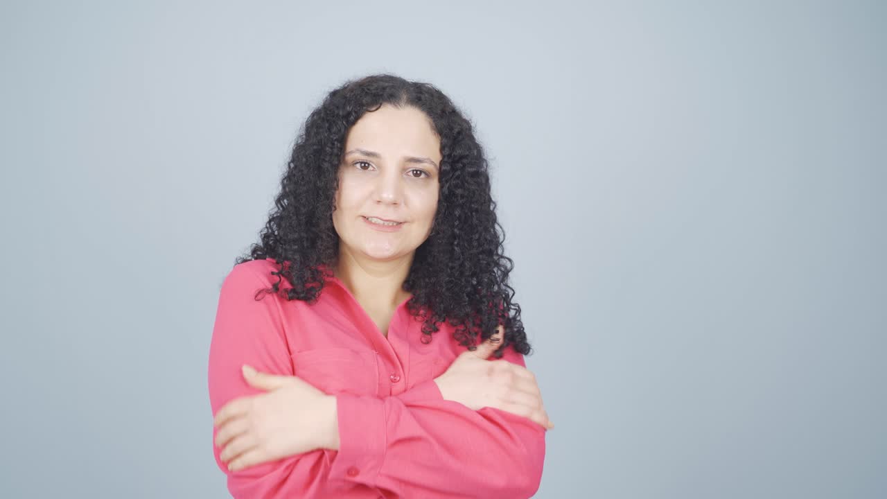 una joven fría y temblorosa.