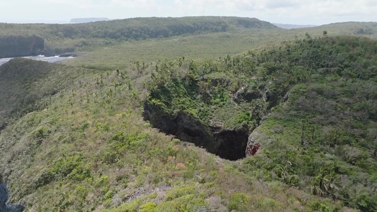 Vista aerea sulla grotta a dolina "El Arco Las tres Puertas", a Cabo Cabron, Repubblica Dominicana