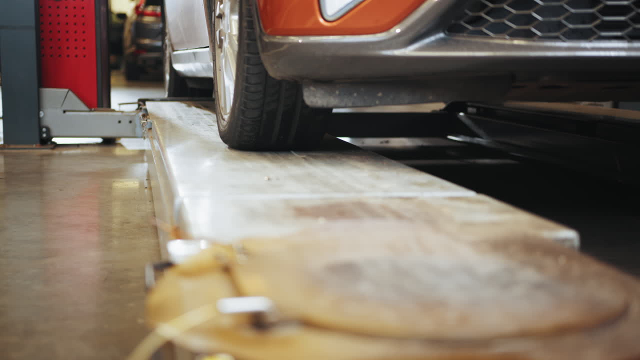 차고 에 있는 엘리베이터 에 있는 차