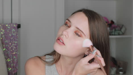 Schöne-Teenager-Vloggerin-Filmt-Make-up-Tutorial,-Teilt-Beauty-Videos-Und-Genießt-Social-Media-Influencer,-Die-Vlogs-Zu-Hause-Aufzeichnen