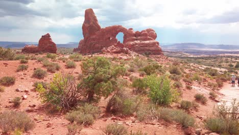 Gran-Tiro-Inclinado-Hacia-Arriba-Del-Arco-De-La-Torreta-En-El-Parque-Nacional-Arches,-Utah