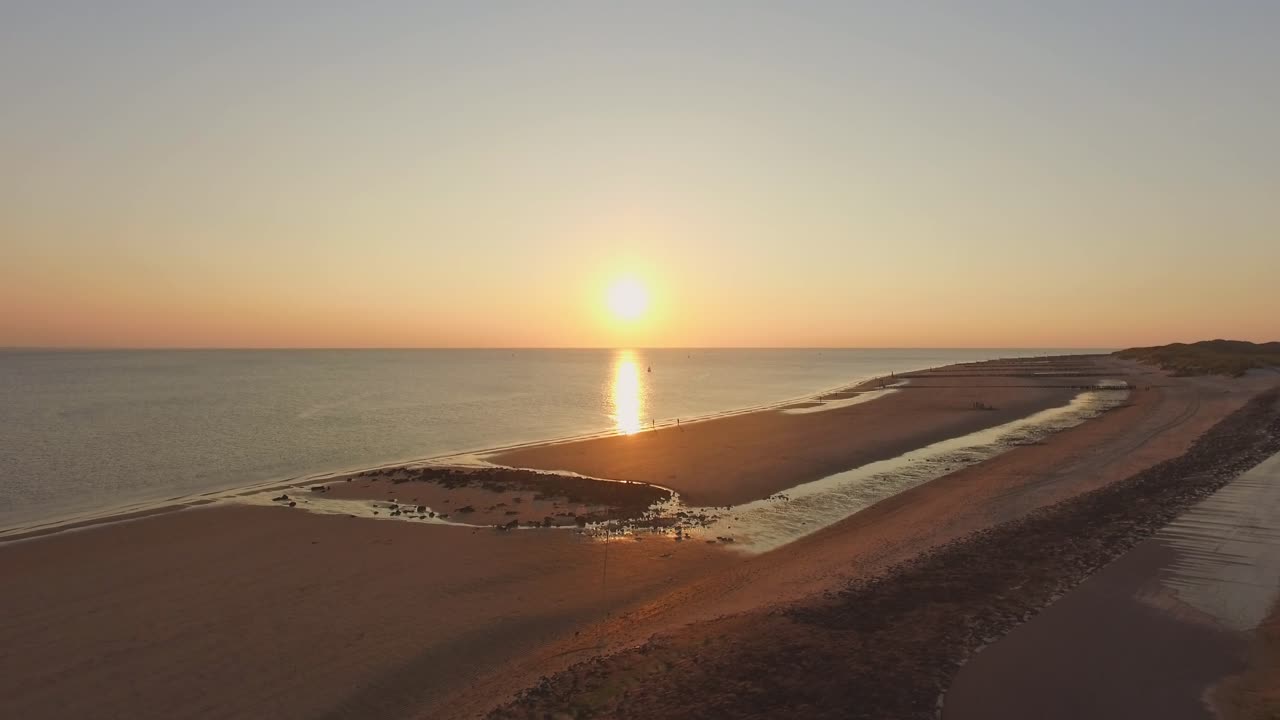 аэрофотосъемка: пляж между влиссингеном и дишоком во время заката солнца
