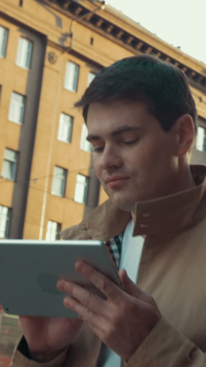 hombre usando tableta en la ciudad