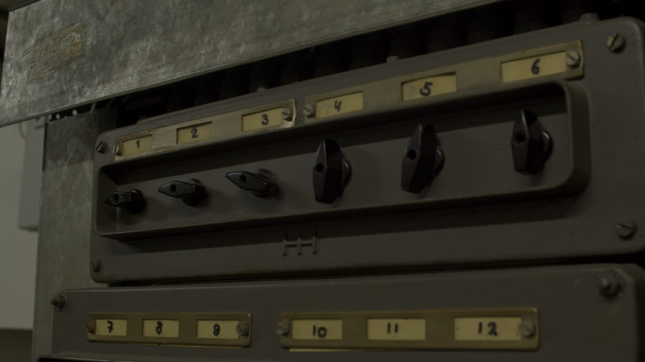 오래된 퓨즈 박스의 스위치 돌리