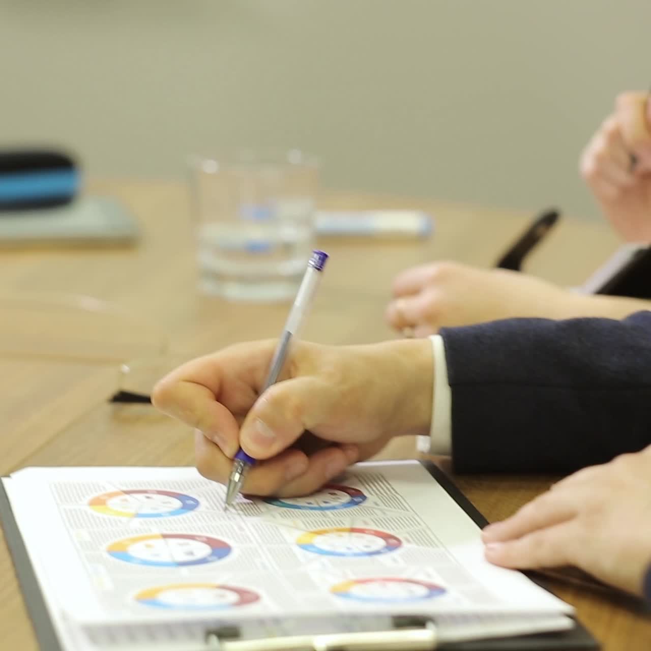 trabajo en equipo de plan de negocios en la oficina