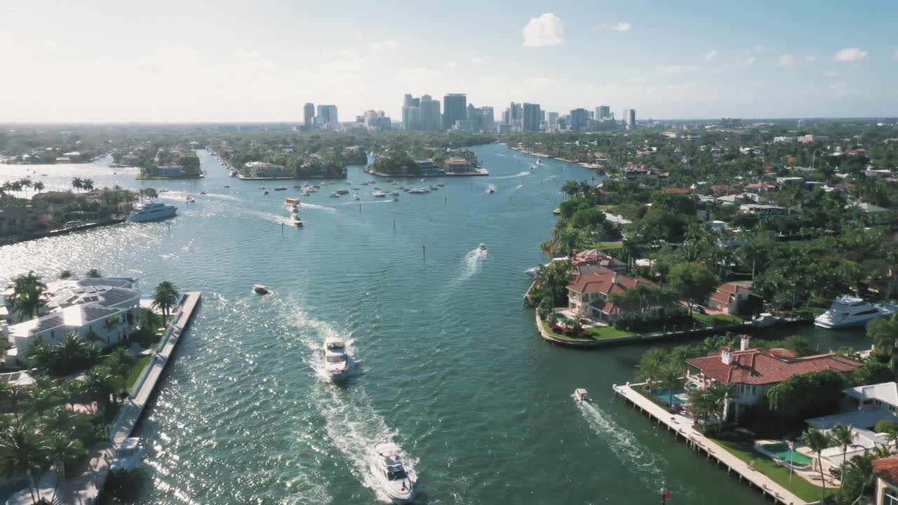 미국 플로리다 주 포트 로더데일의 뉴 리버를 통과하는 보트