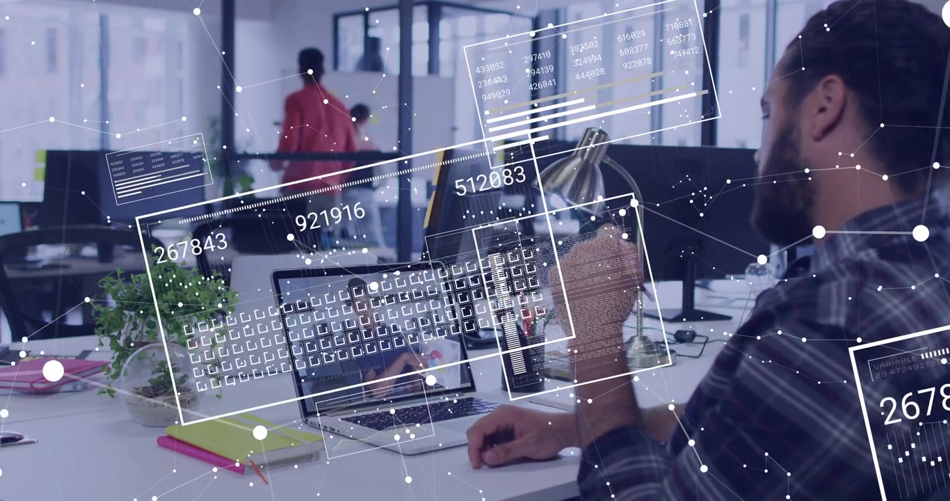 Mand på videoopkald på moderne kontor med digital data-overlay