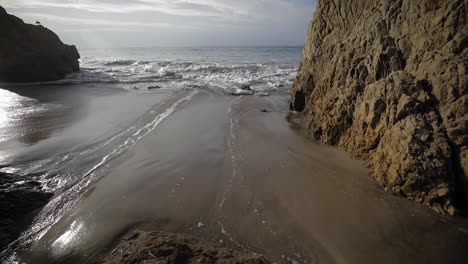 Agua-Moviéndose-A-Través-De-Las-Rocas-Durante-La-Marea