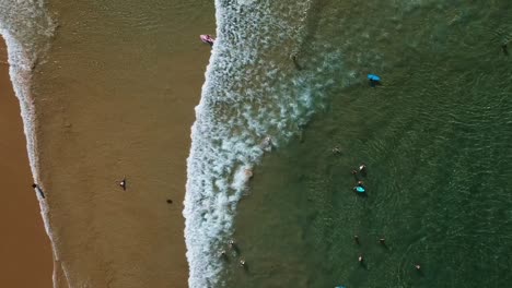 Drone-Vista-De-Pájaro-De-Las-Olas-Del-Océano,-La-Playa-Y-El-Surf-En-Aguas-Cristalinas