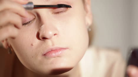 La-Mujer-Joven-Se-Está-Maquillando-Los-Ojos.