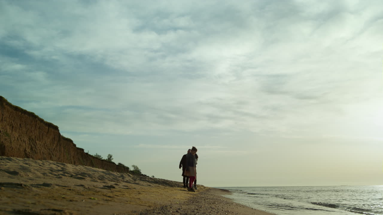 familia disfrutando de unas vacaciones en la playa con una relajante vista del paisaje del mar. concepto de la naturaleza.