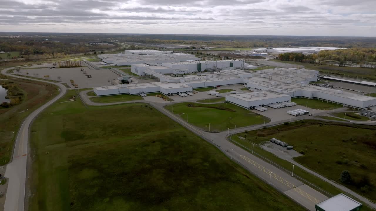 Stabilimento automobilistico General Motors a Delta Township, Michigan con video drone in movimento da sinistra a destra.