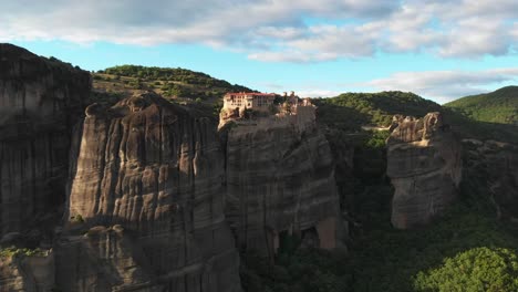 monasterio de varlaam, meteora, kalabaka, grecia. aéreo