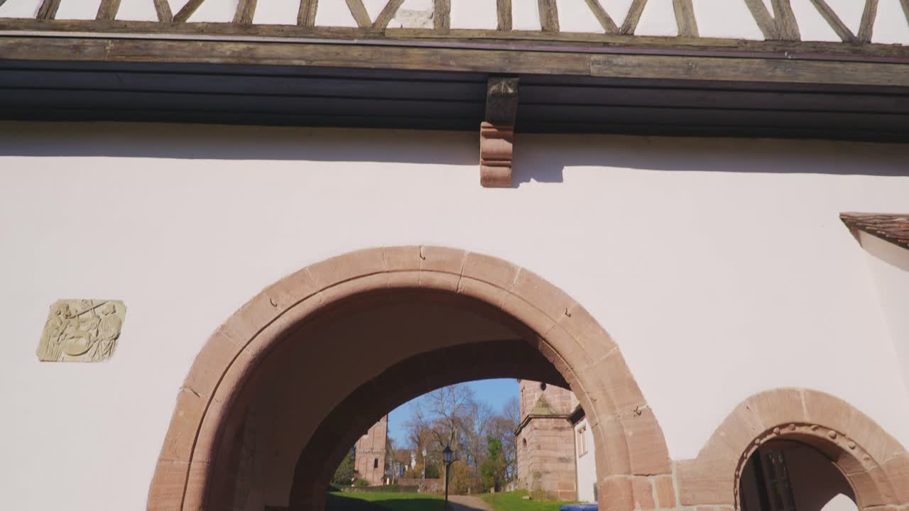 grandes muros de construcción y puerta con vistas a las ruinas de la iglesia medieval en el pueblo descubierto en baden baden en 4k