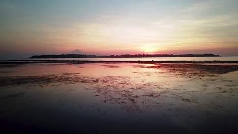 Vista-Del-Atardecer-De-Un-Volcán-Desde-Una-Playa-Tropical