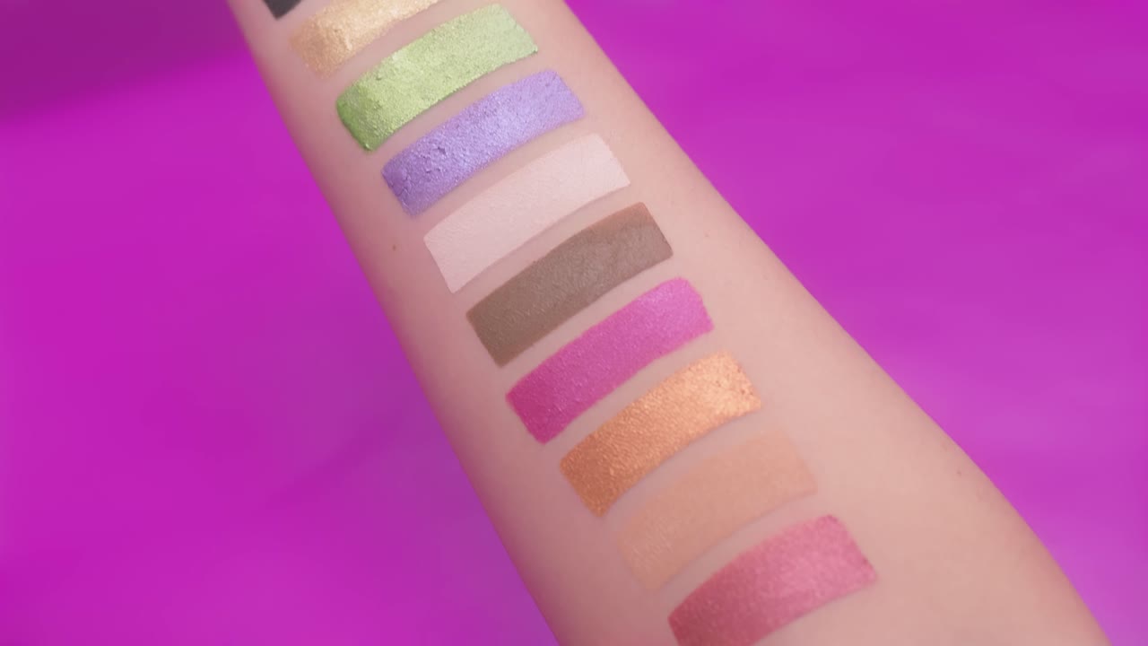 красочный макияж, нанесенный на руки на фиолетовом фоне