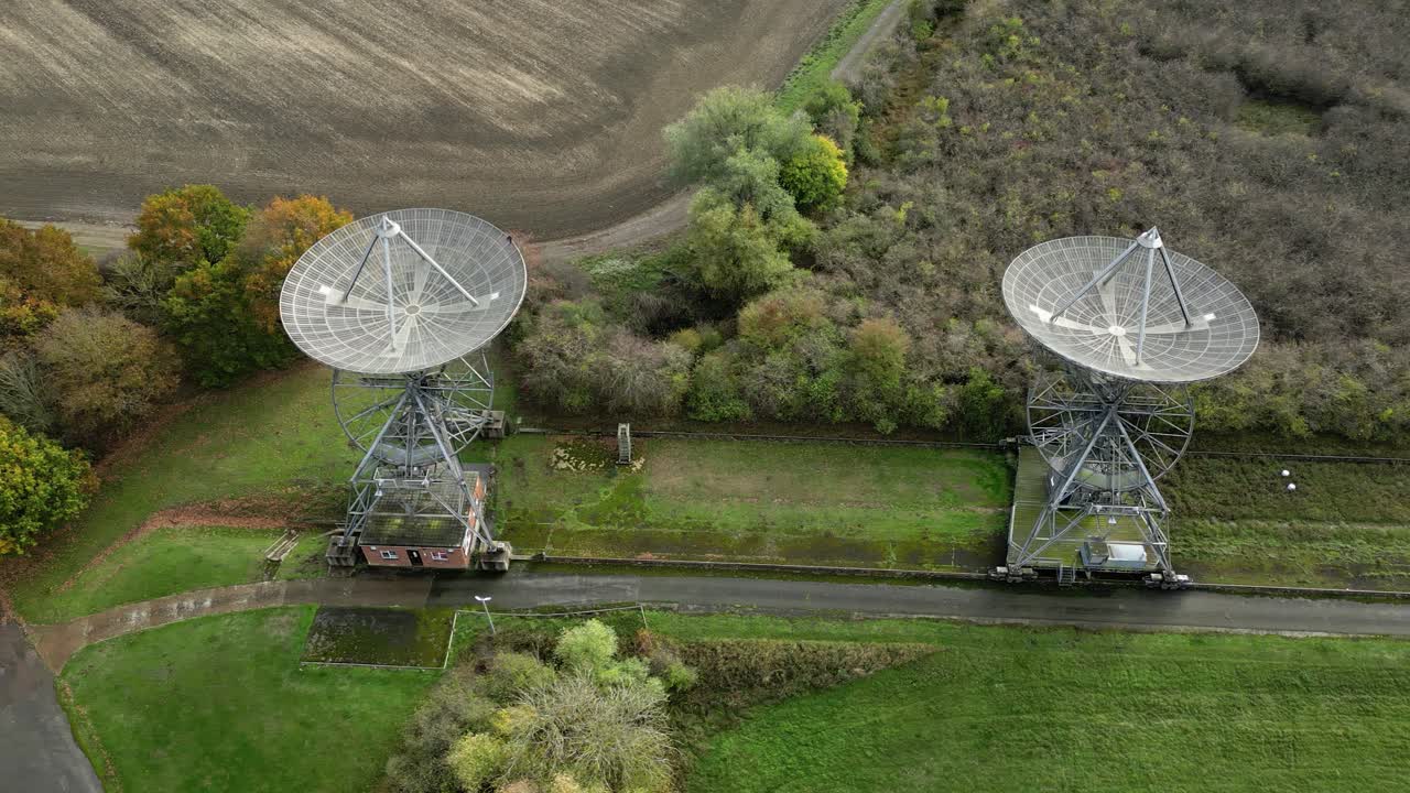 воздушный снимок антенной решетки радиоастрономической обсерватории мулларда - радиотелескопа длиной в одну милю