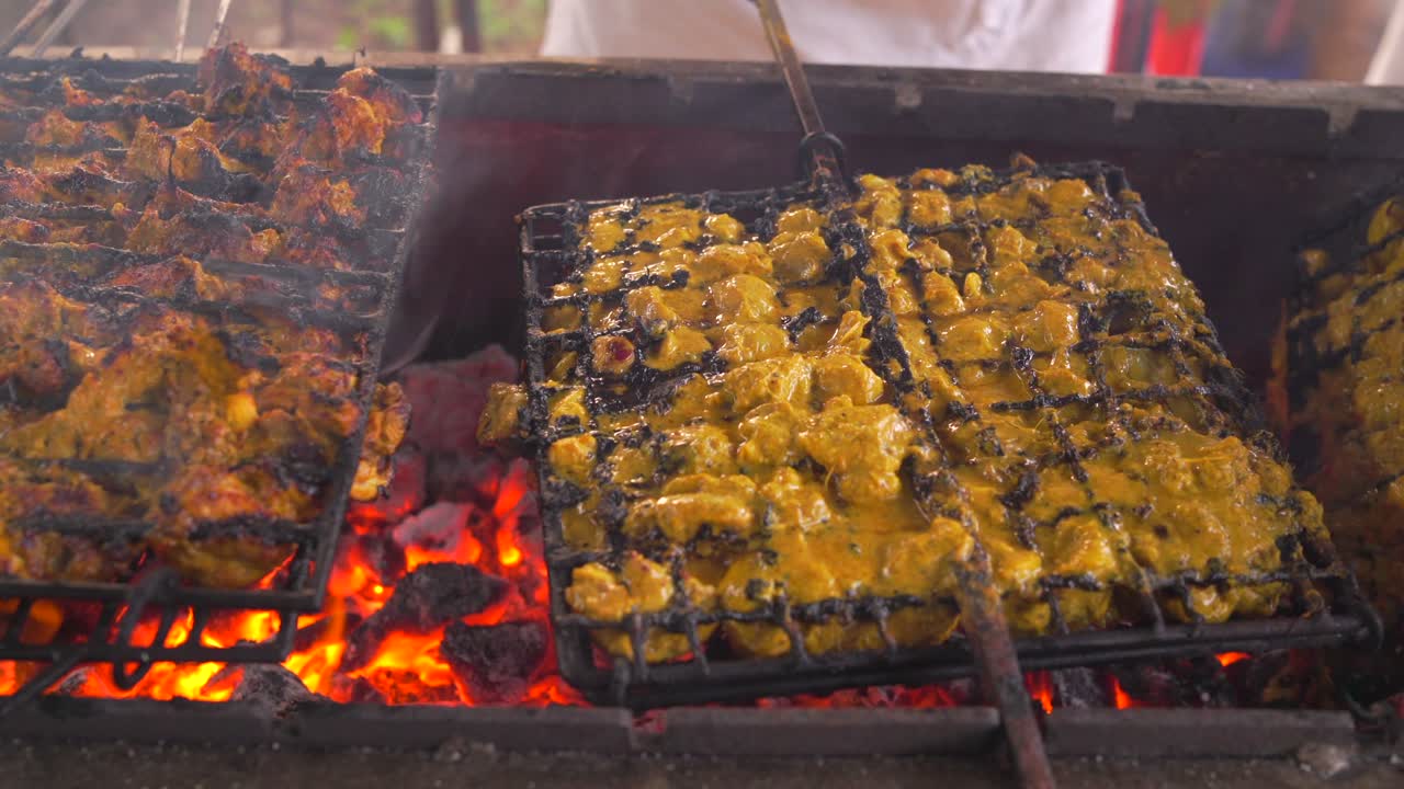 un primer plano de un kebab de pollo a la parrilla en una parrilla