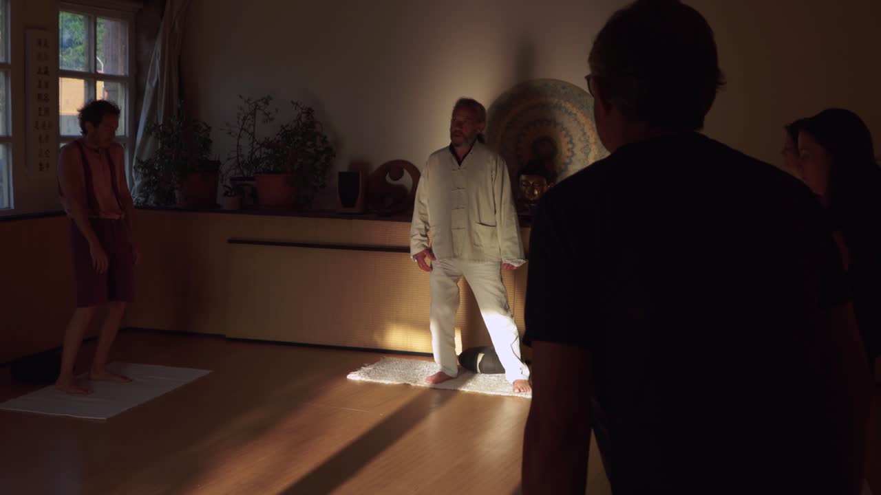 grupo de personas que realizan ejercicios de chi kung