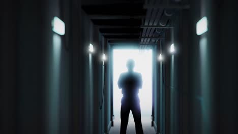 animación de una silueta de hombre de pie en un pasillo oscuro